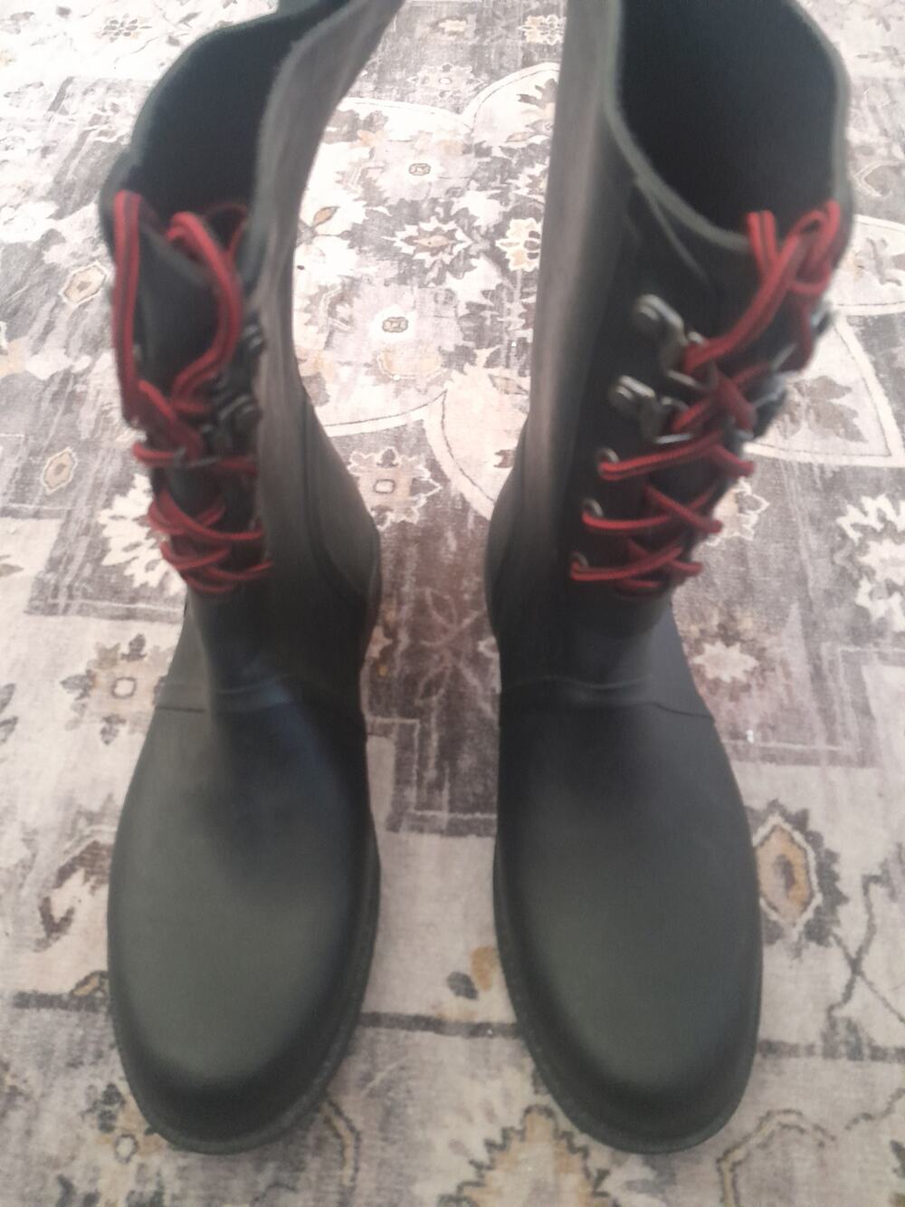 MERONA BLACK BOOTS WITH RED SHOE LACES SIZE 8